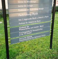 Das Schild der Forschungsstelle für Personalschriften an der TU Dresden